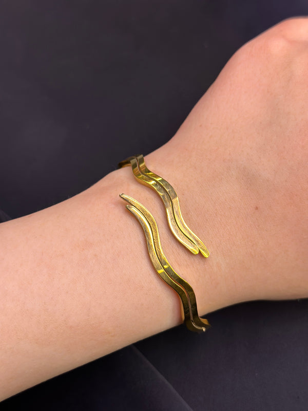 Aliaia Handcuff