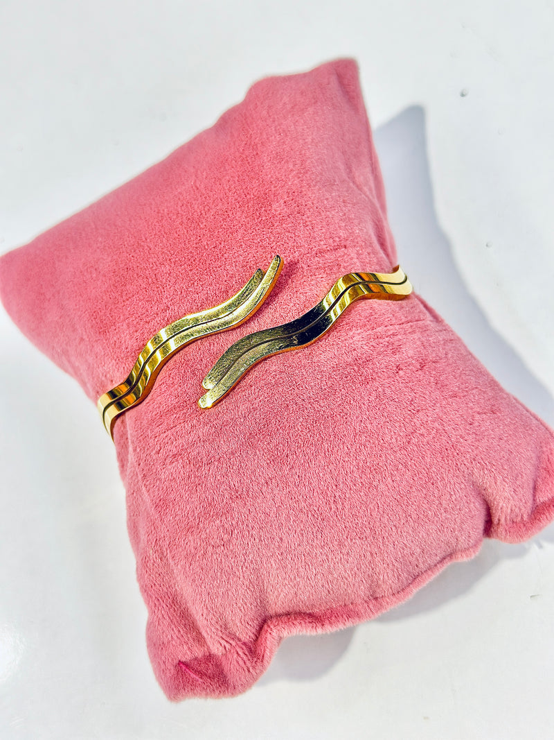 Aliaia Handcuff