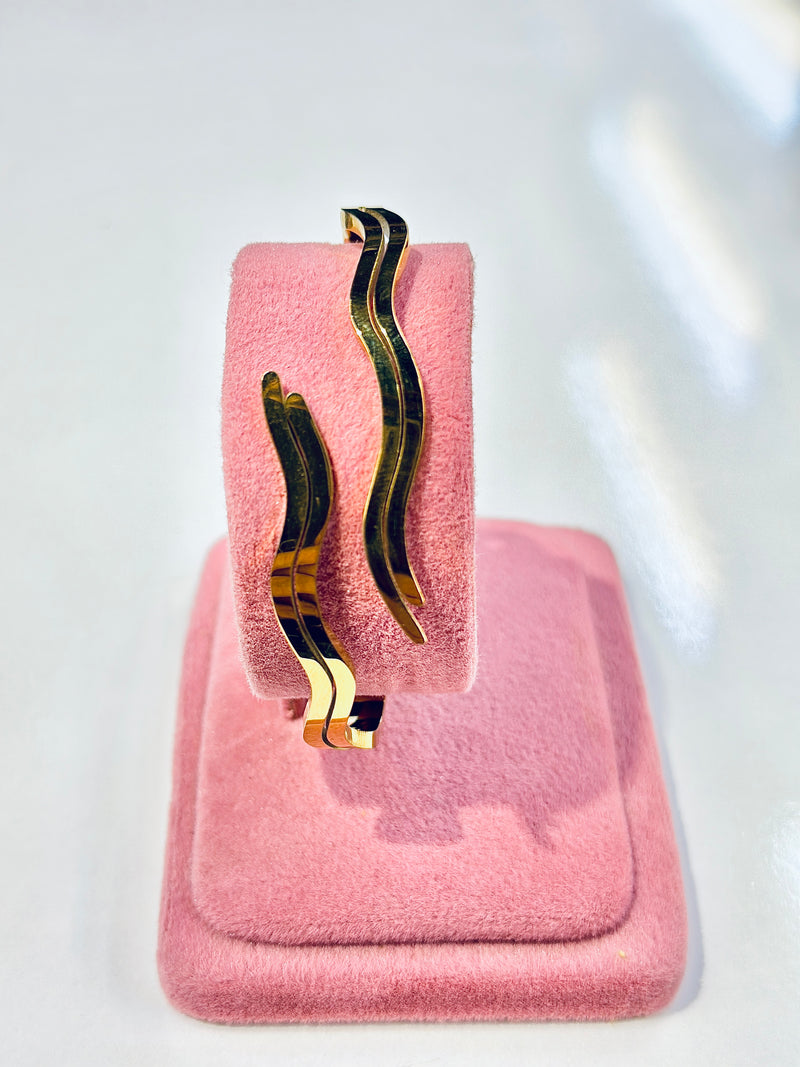 Aliaia Handcuff