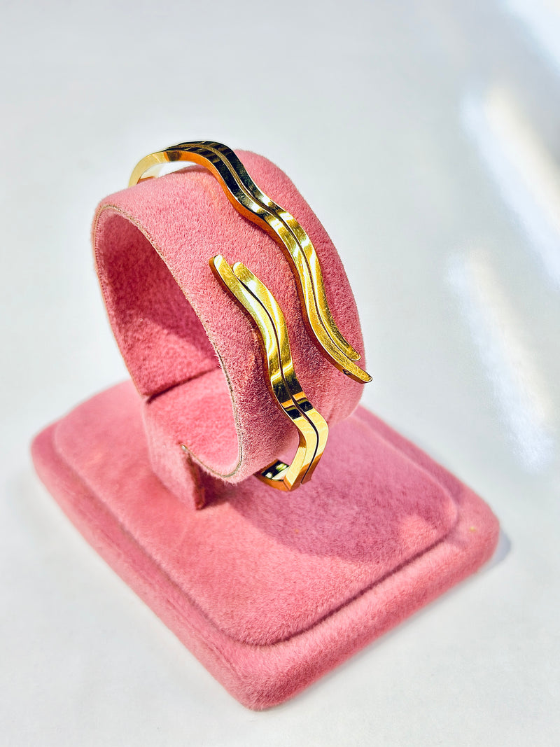 Aliaia Handcuff