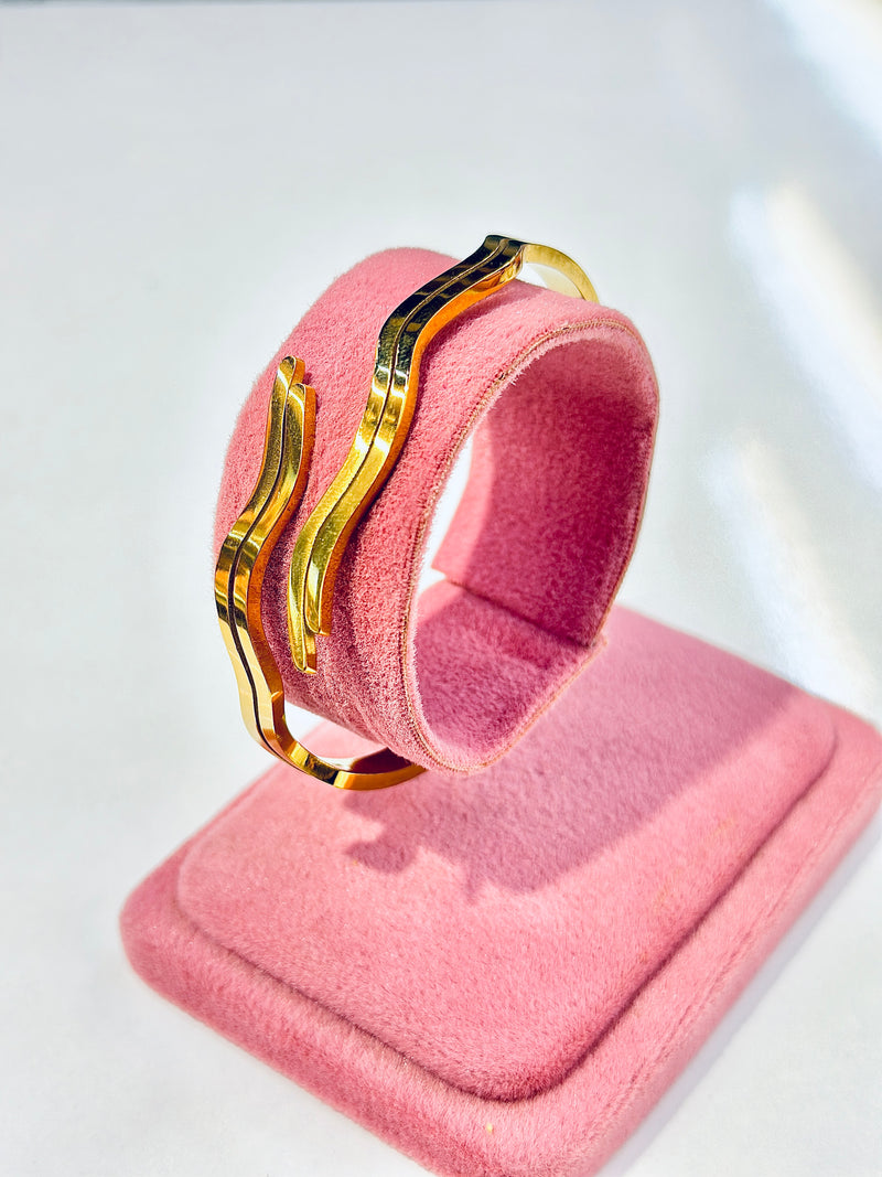 Aliaia Handcuff