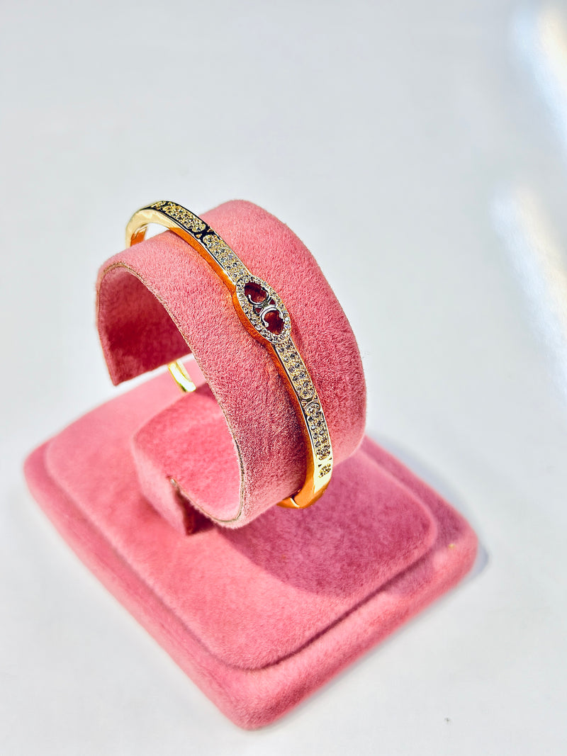 Amira Handcuff