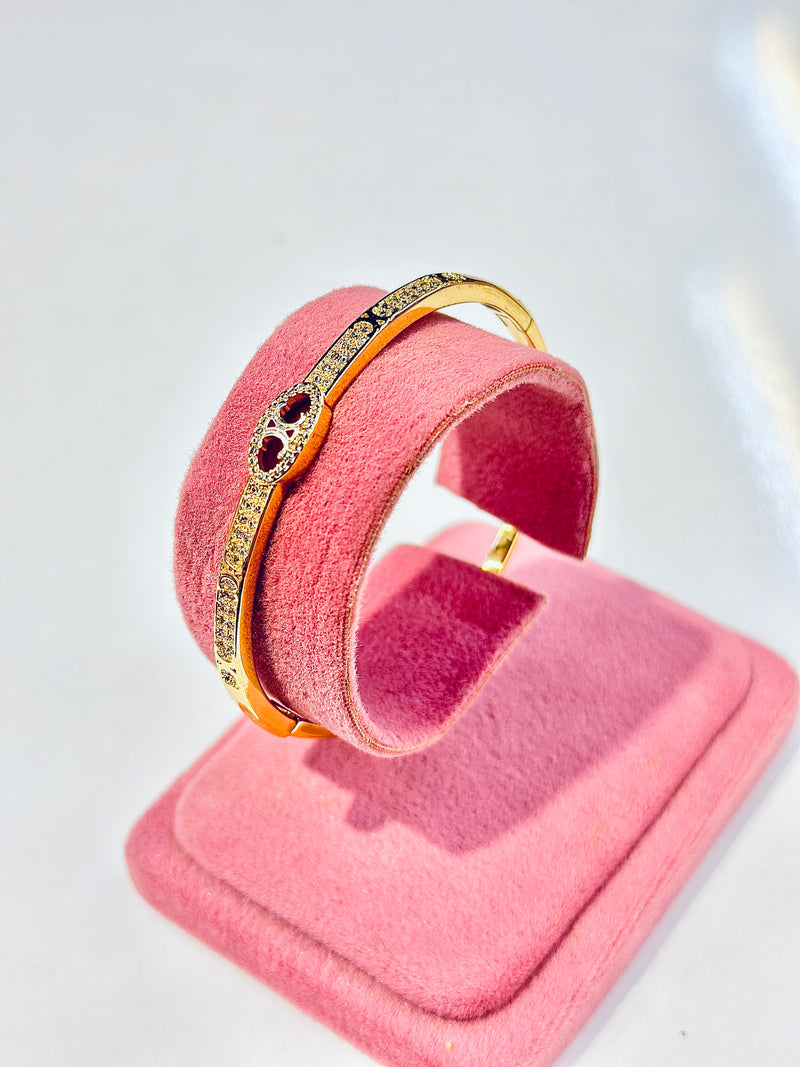 Amira Handcuff