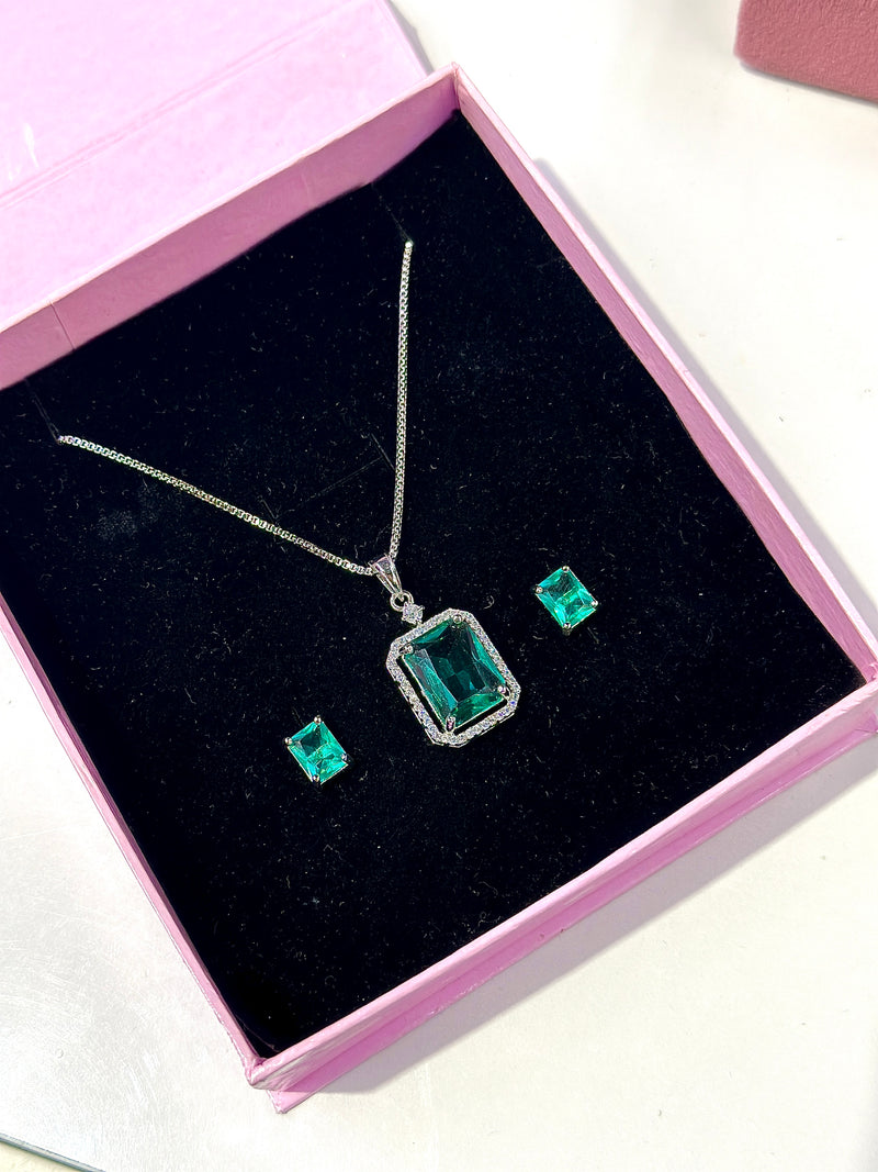 Teagon Locket Set