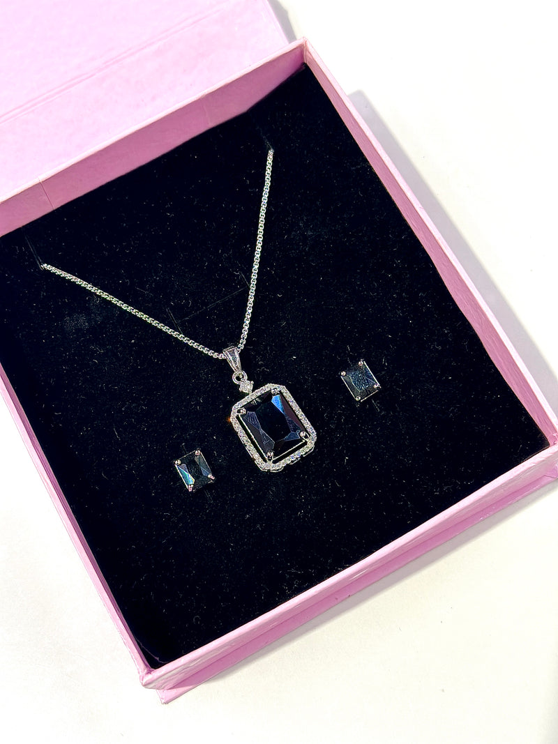 Teagon Locket Set