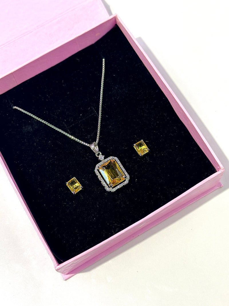 Teagon Locket Set