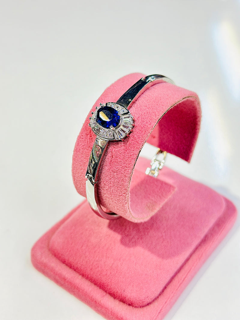 Zuri Handcuff