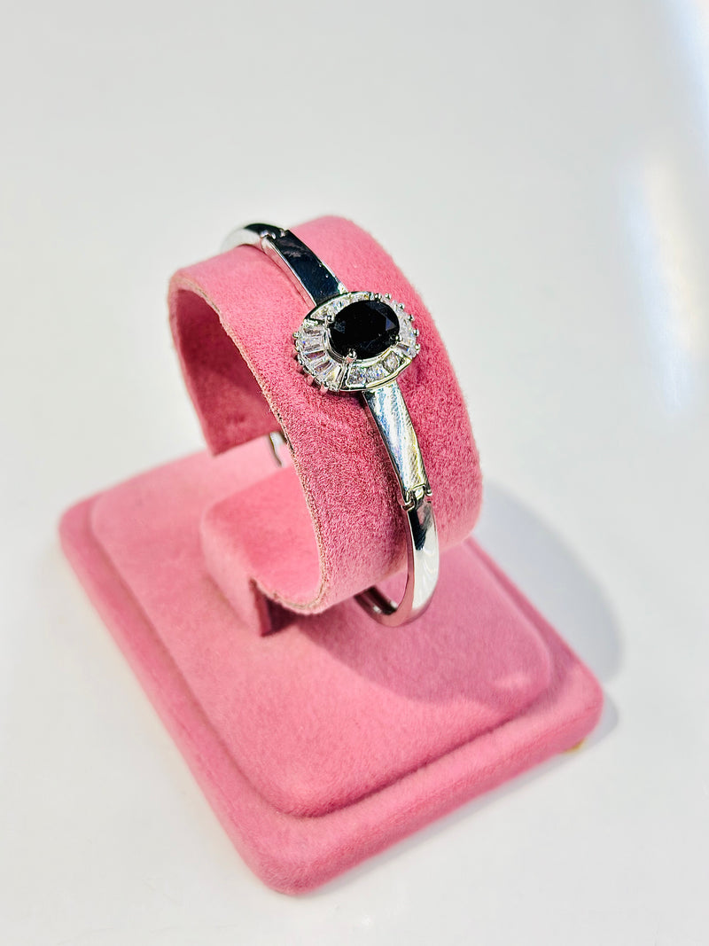 Zuri Handcuff