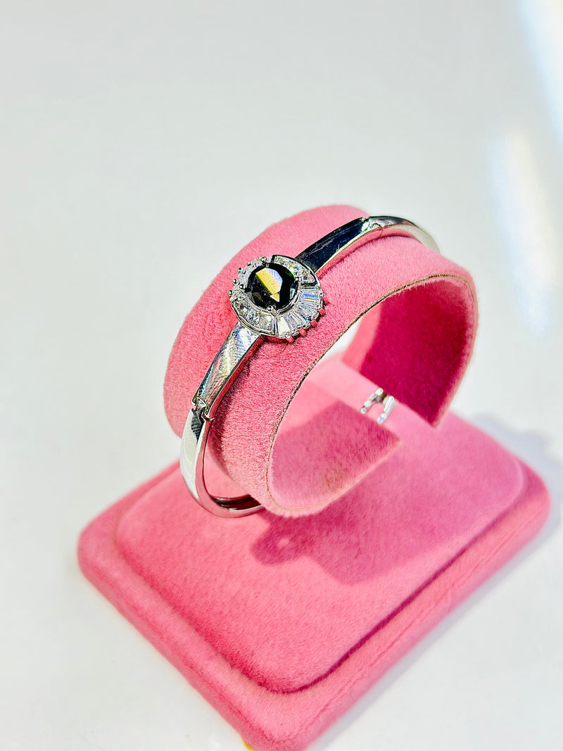 Zuri Handcuff