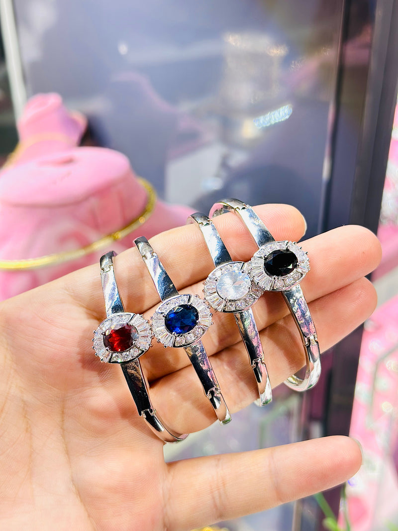 Zuri Handcuff